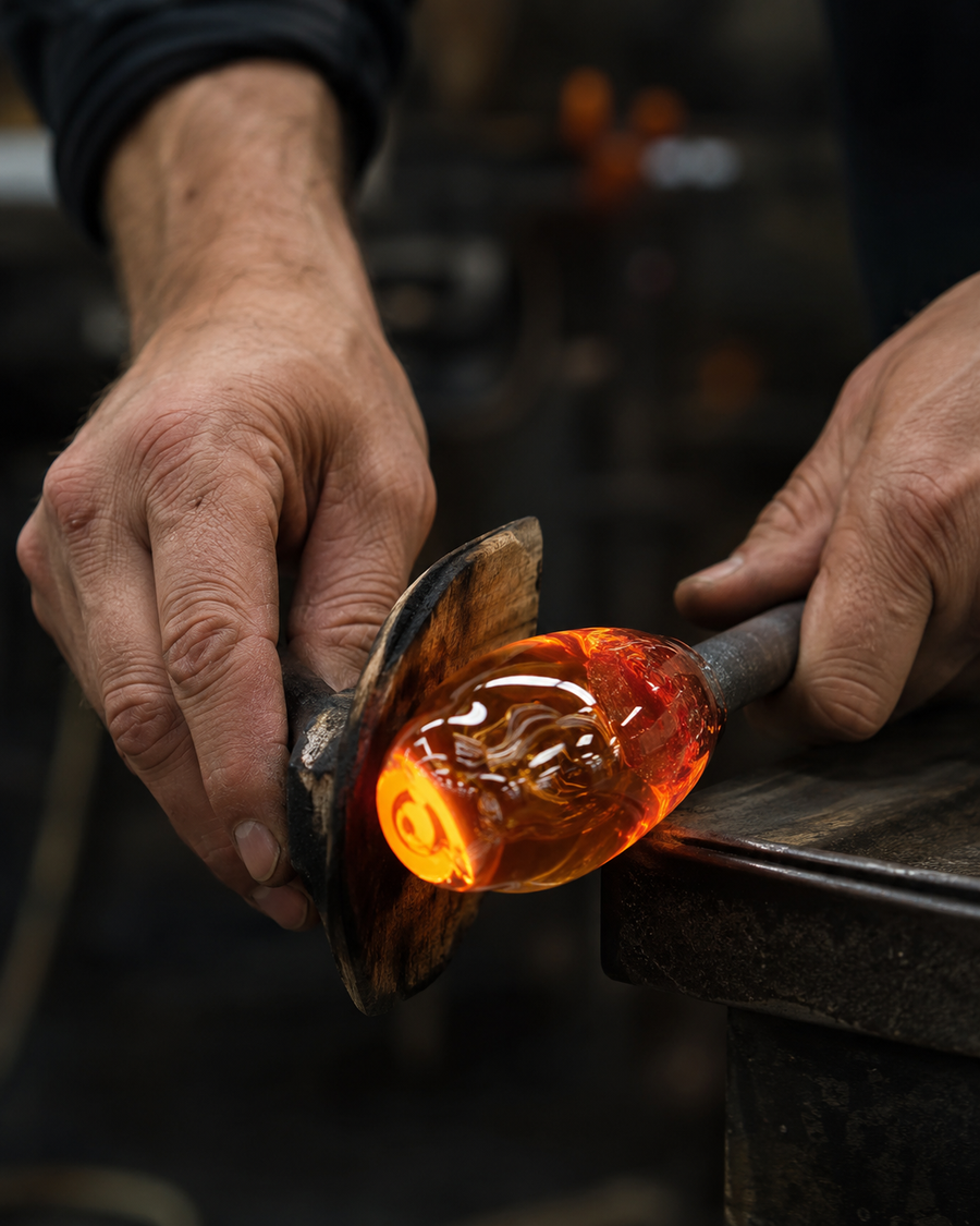 Elk glas wordt met de hand afgewerkt.